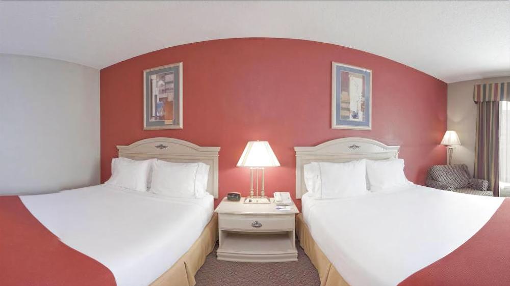 Holiday Inn Express Hotel & Suites London By Ihg Bagian luar foto