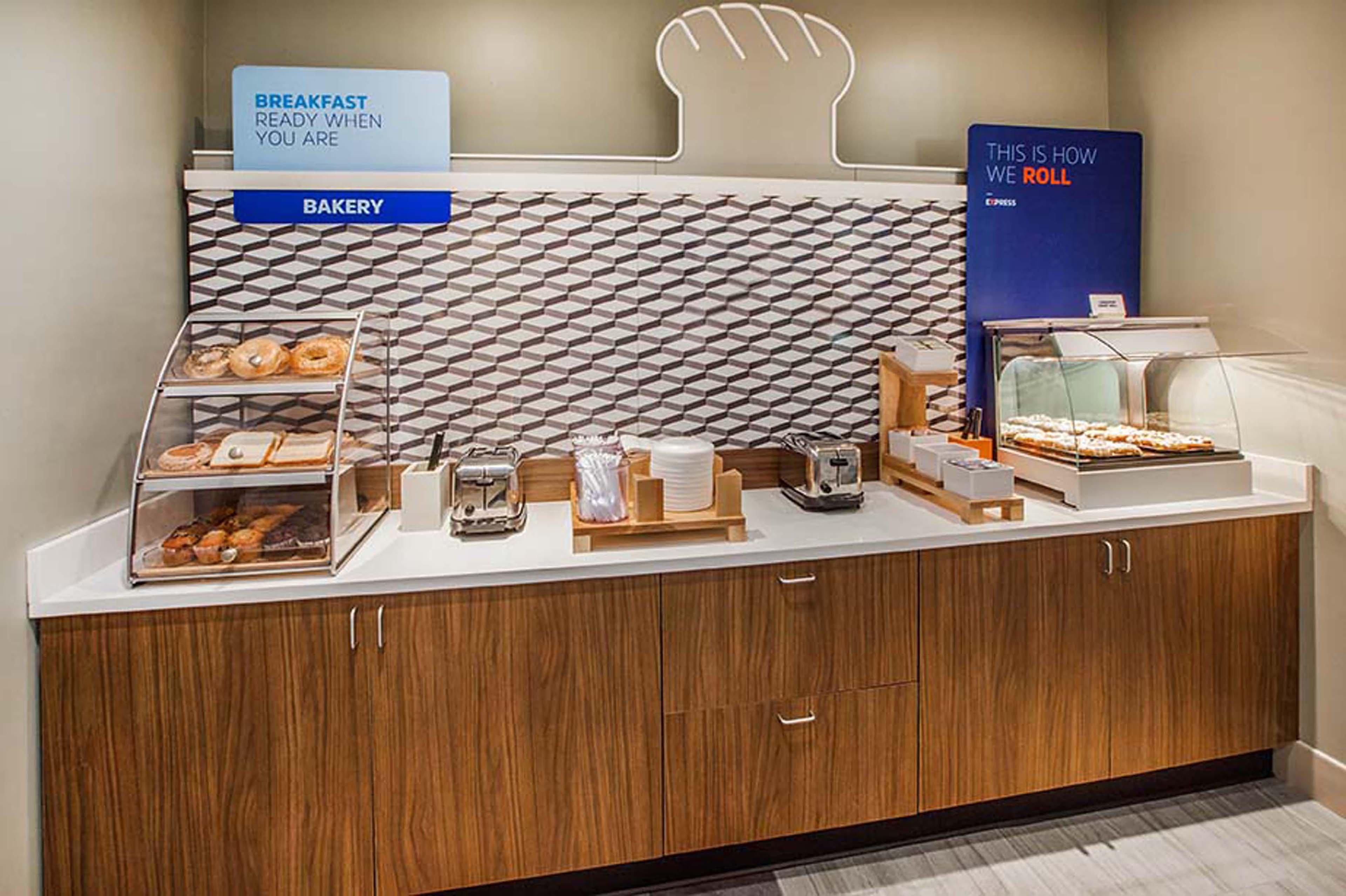 Holiday Inn Express Hotel & Suites London By Ihg Bagian luar foto