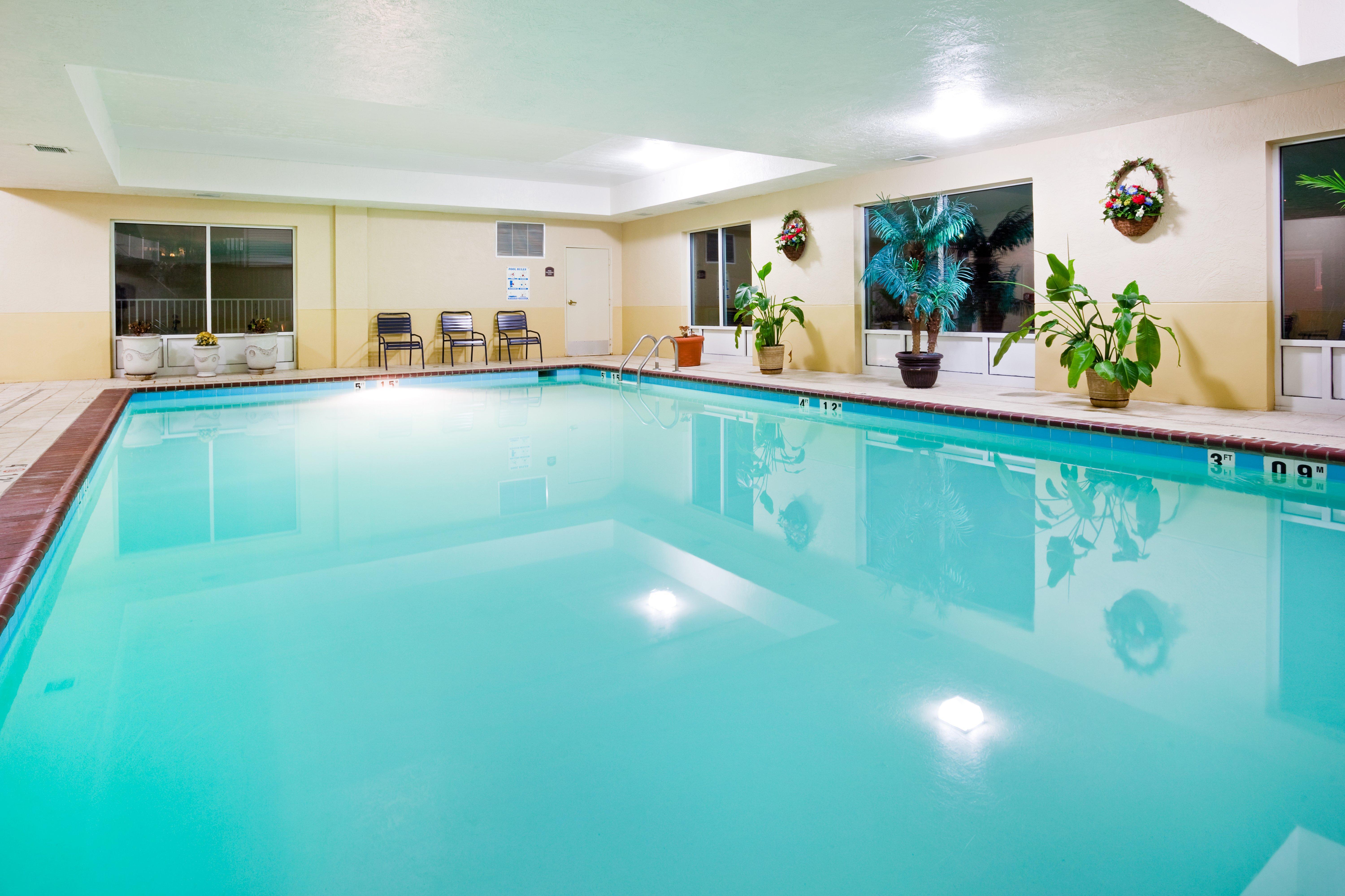 Holiday Inn Express Hotel & Suites London By Ihg Bagian luar foto