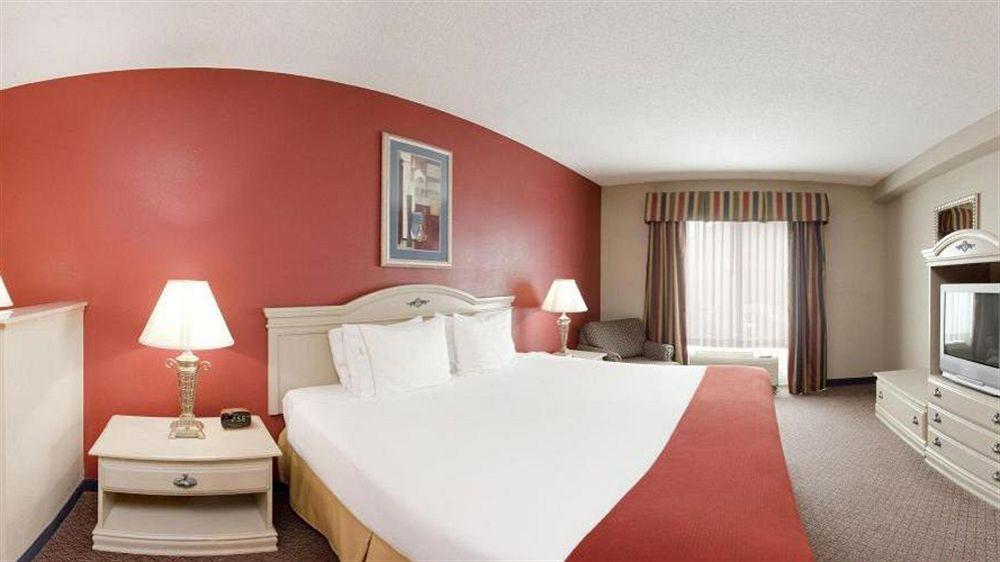 Holiday Inn Express Hotel & Suites London By Ihg Bagian luar foto