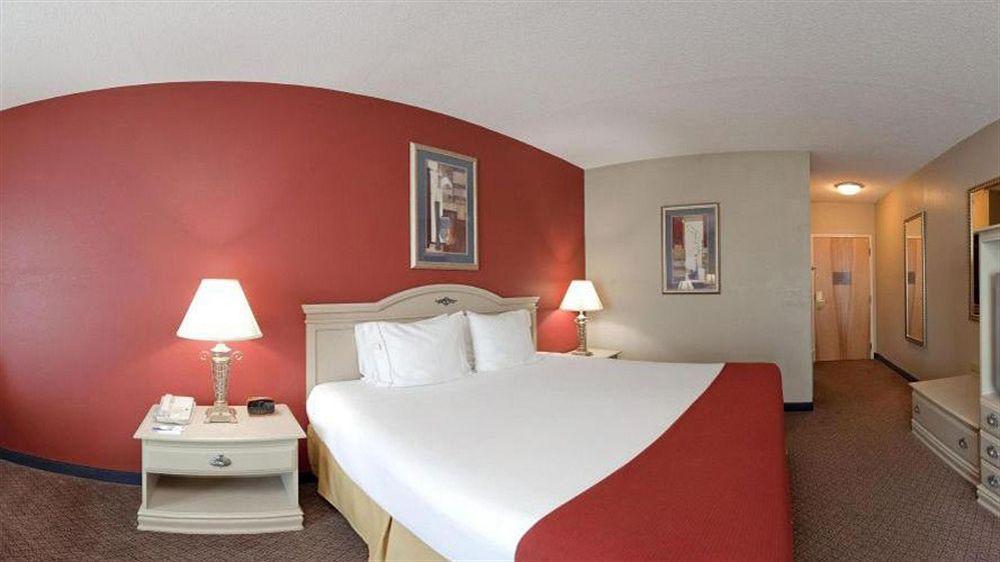 Holiday Inn Express Hotel & Suites London By Ihg Bagian luar foto