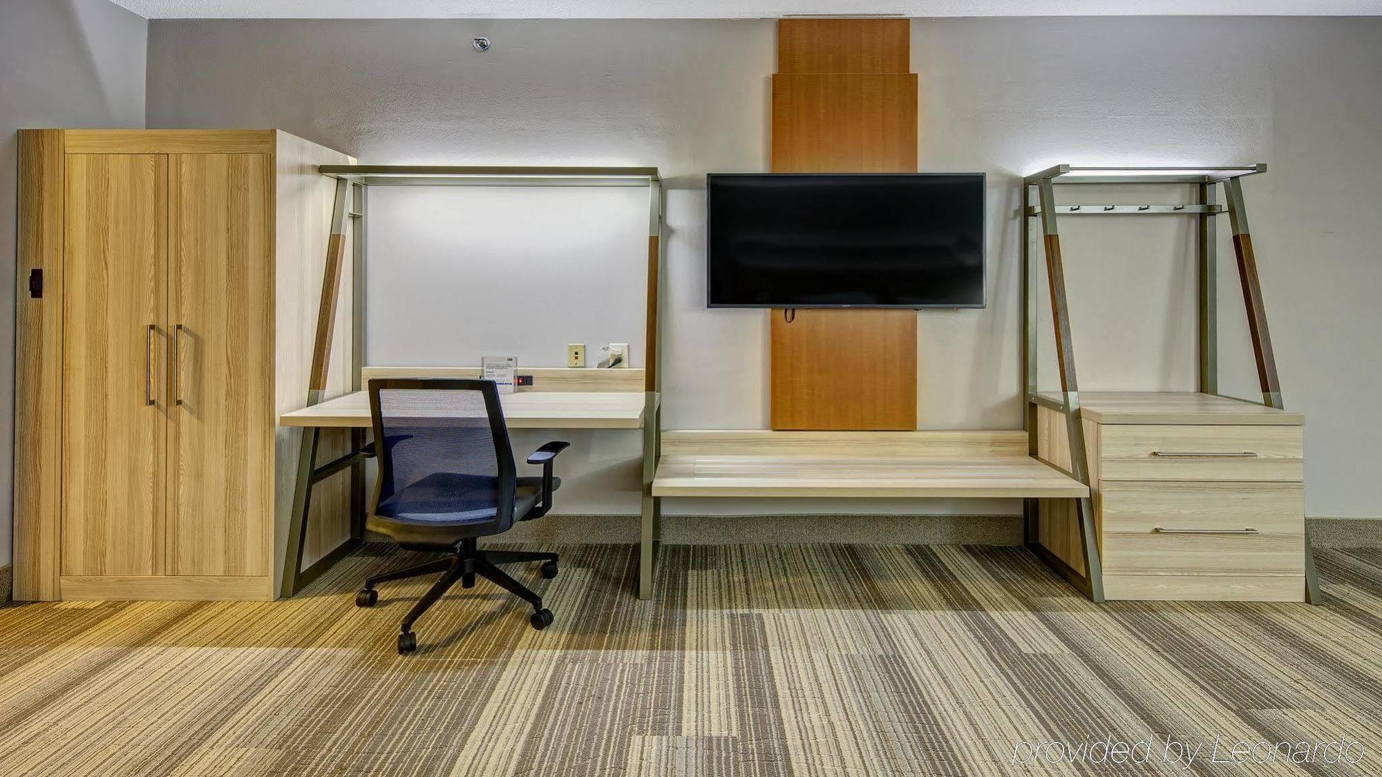 Holiday Inn Express Hotel & Suites London By Ihg Bagian luar foto