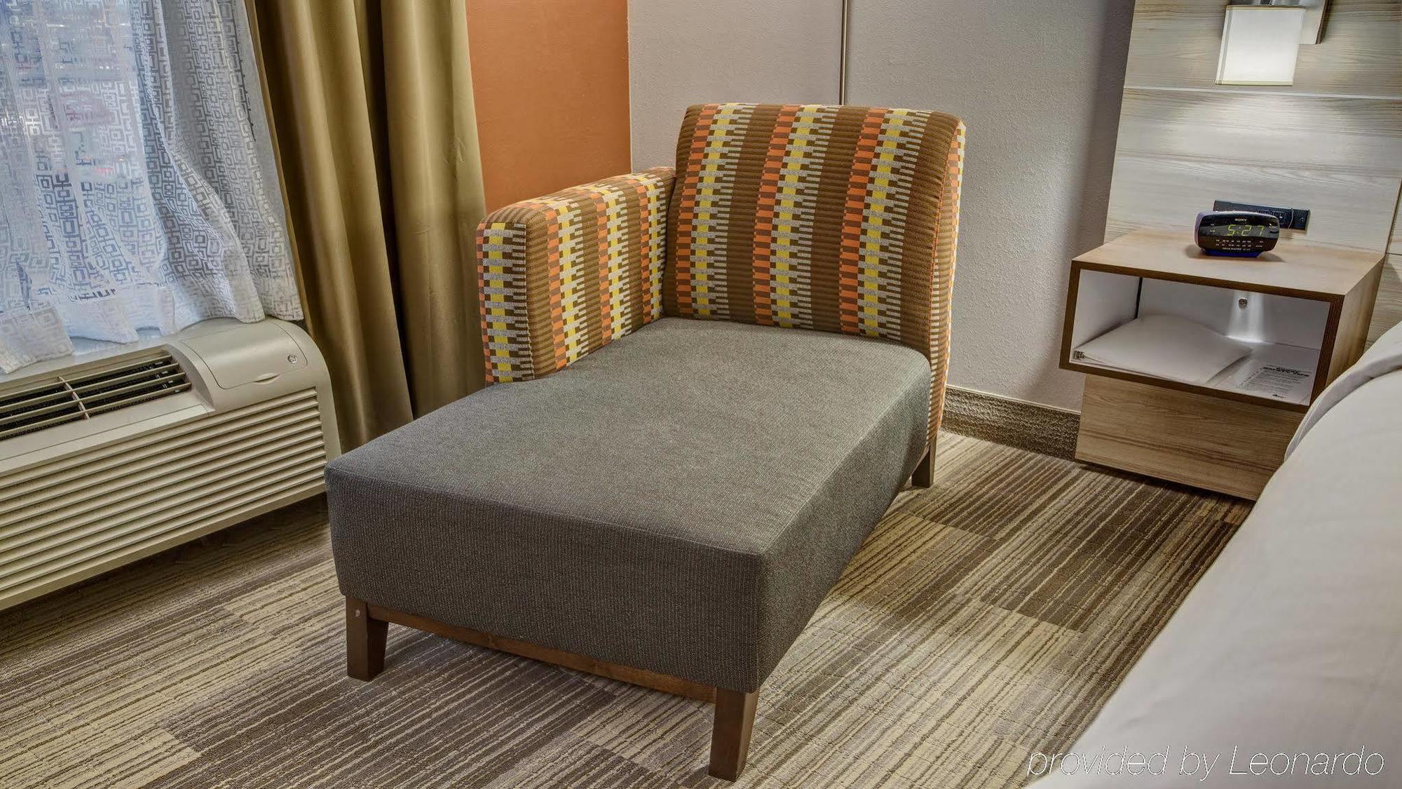 Holiday Inn Express Hotel & Suites London By Ihg Bagian luar foto